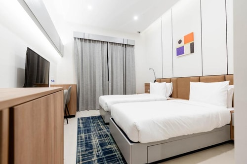 Superior King Room Near Al Furjan Metro 12 Luxury Bookings