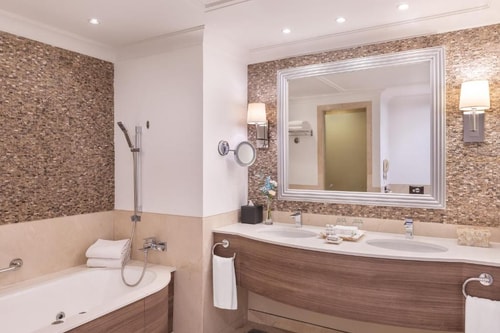 familyJunior Suite Near Jabel Ali Beach 4 Luxury Bookings