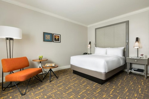 Standard Queen Room Near Golden Auto Transport SAN 1 Luxury Bookings