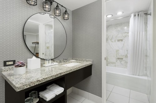 Standard Queen Room Near Golden Auto Transport SAN 4 Luxury Bookings