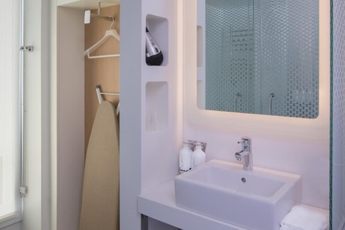 Premium King Near Art And Soul Restaurant WDC 1 Luxury Bookings