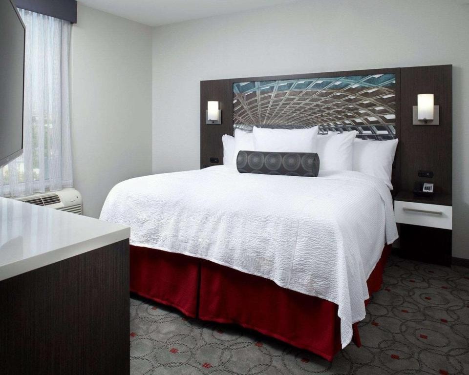 King Suite Near First Savings Mortgage Corp. WDC Luxury Bookings