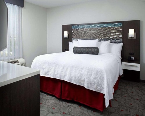 King Suite Near First Savings Mortgage Corp. WDC Luxury Bookings