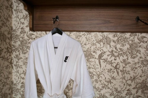 Queen Room Near Martin Lawrence Galleries SAN 8 Luxury Bookings