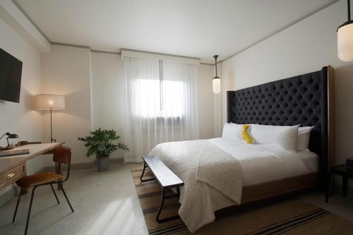 Queen Room Near Martin Lawrence Galleries SAN 4 Luxury Bookings