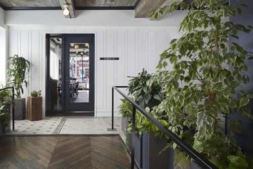 Queen Room Near Martin Lawrence Galleries SAN 9 Luxury Bookings