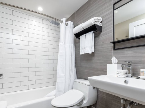 King Room Near Barry's Marina SAN 5 Luxury Bookings