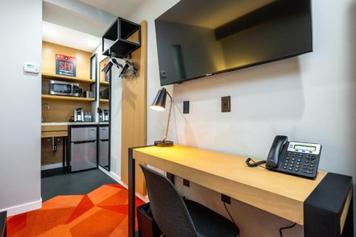 King Room Near Barry's Marina SAN 1 Luxury Bookings