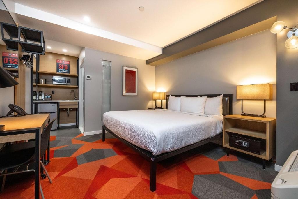 King Room Near Barry's Marina SAN Luxury Bookings