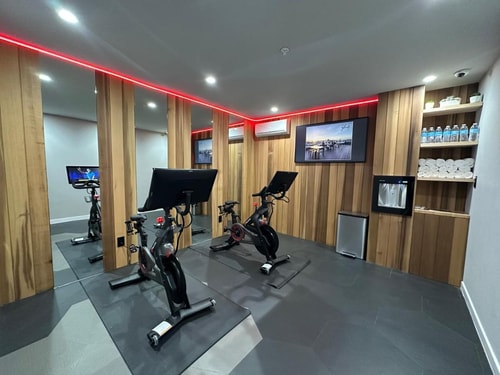 King Room Near Barry's Marina SAN 14 Luxury Bookings