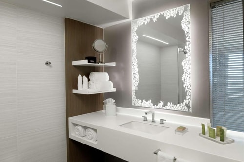 Deluxe King Room Near International Spy Museum WDC 4 Luxury Bookings