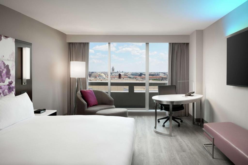 Deluxe King Room Near International Spy Museum WDC Luxury Bookings