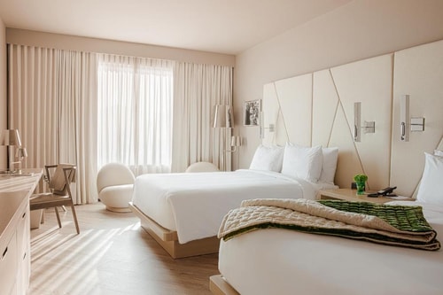 Queen Room Near Bonanza Golf and Gifts ORL Luxury Bookings