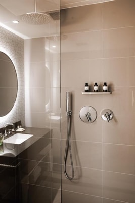 Queen Room Near Bonanza Golf and Gifts ORL 4 Luxury Bookings