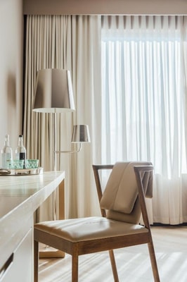 Queen Room Near Bonanza Golf and Gifts ORL 3 Luxury Bookings