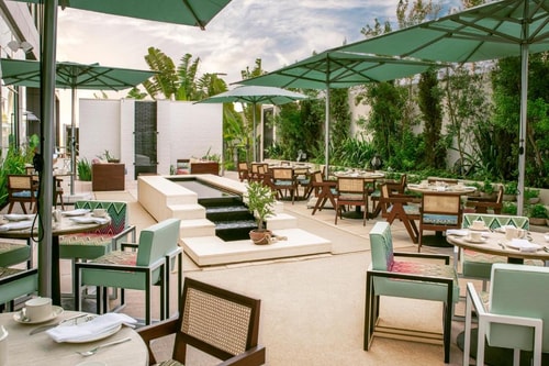 Queen Room Near Bonanza Golf and Gifts ORL 8 Luxury Bookings