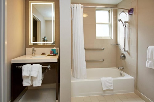 Deluxe King Room Near HPM Parking SAN 8 Luxury Bookings