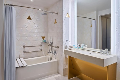 Standard King Room Near Yerba Buena Gardens SAN 4 Luxury Bookings