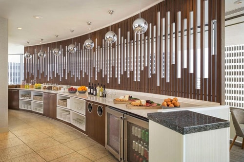 Queen Room Near CenturyLink SAN 5 Luxury Bookings