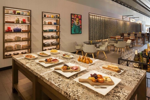 Queen Room Near CenturyLink SAN 11 Luxury Bookings