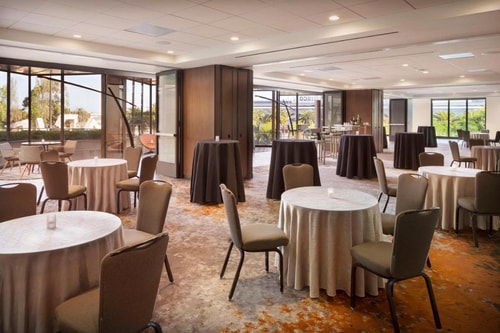Queen Room Near CenturyLink SAN 7 Luxury Bookings