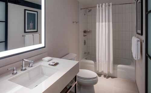 Queen Room Near CenturyLink SAN 2 Luxury Bookings