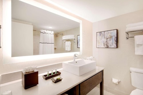 Queen Room Near Quick Repair Store ORL 2 Luxury Bookings