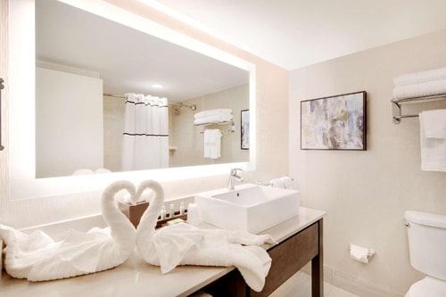 Queen Room Near Quick Repair Store ORL 3 Luxury Bookings