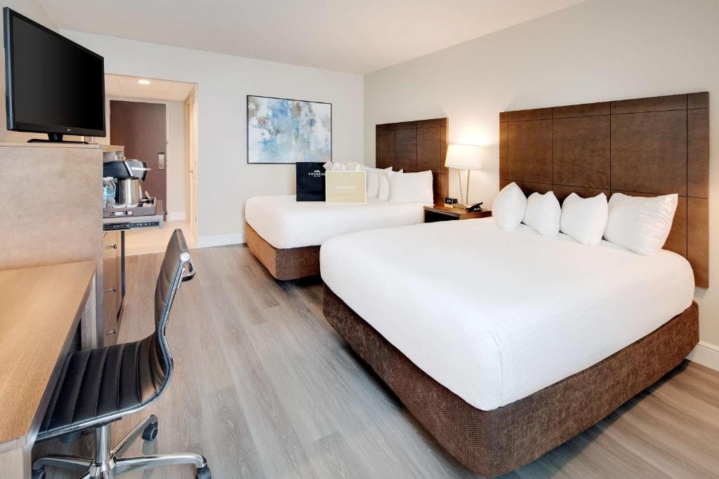 Queen Room Near Quick Repair Store ORL Luxury Bookings