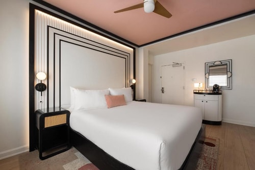 Deluxe King Room Near Coyote Taqueria MIA 2 Luxury Bookings