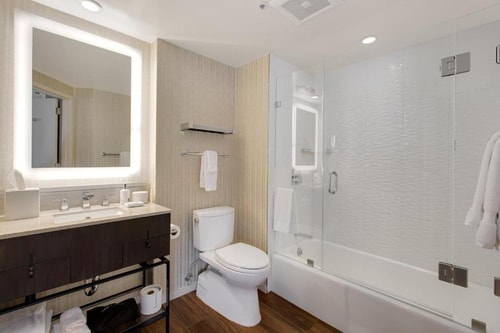 Deluxe King Room Near NorthPoint Centre SAN 8 Luxury Bookings