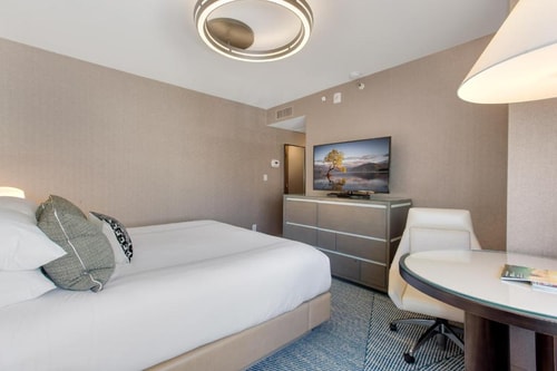 Deluxe King Room Near NorthPoint Centre SAN 4 Luxury Bookings