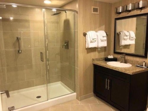 One Bedroom Suit Near Tracker Boat Center LAS 9 Luxury Bookings