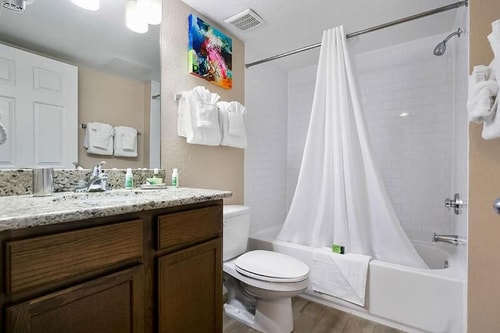 King Suite Near Animal Kingdom Costuming ORL 2 Luxury Bookings