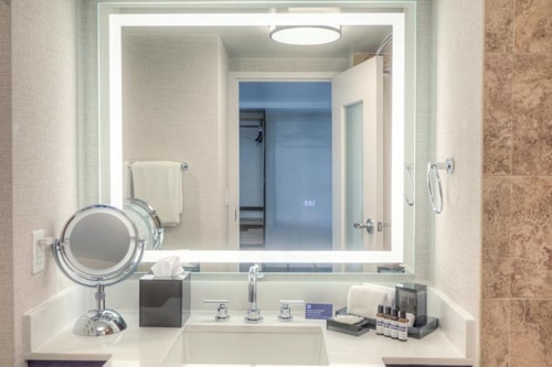 King Room Near Budget Car Rental ORL 2 Luxury Bookings