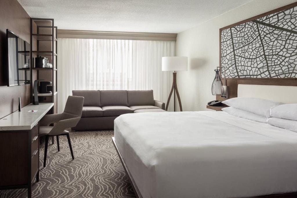 Guest King Room Near Hertz Car Rental ORL Luxury Bookings