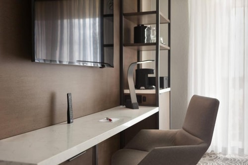 Guest King Room Near Hertz Car Rental ORL 1 Luxury Bookings