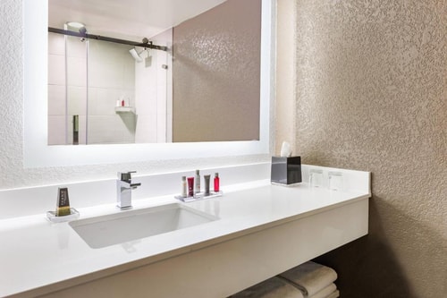 Guest King Room Near Hertz Car Rental ORL 3 Luxury Bookings