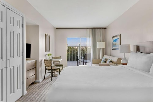 King Room Near The Grande Cove ORL Luxury Bookings
