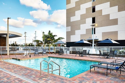 Guest Room Near Wells Fargo Bank MIA 14 Luxury Bookings