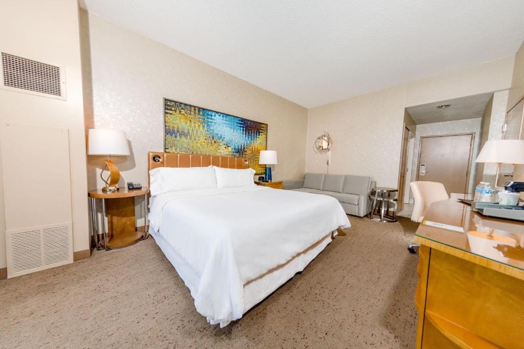 Traditional Guest Room Near Brooklyn Bowl LAS Luxury Bookings