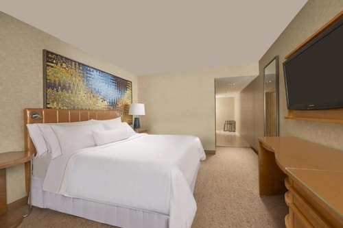 Traditional Guest Room Near Brooklyn Bowl LAS 1 Luxury Bookings