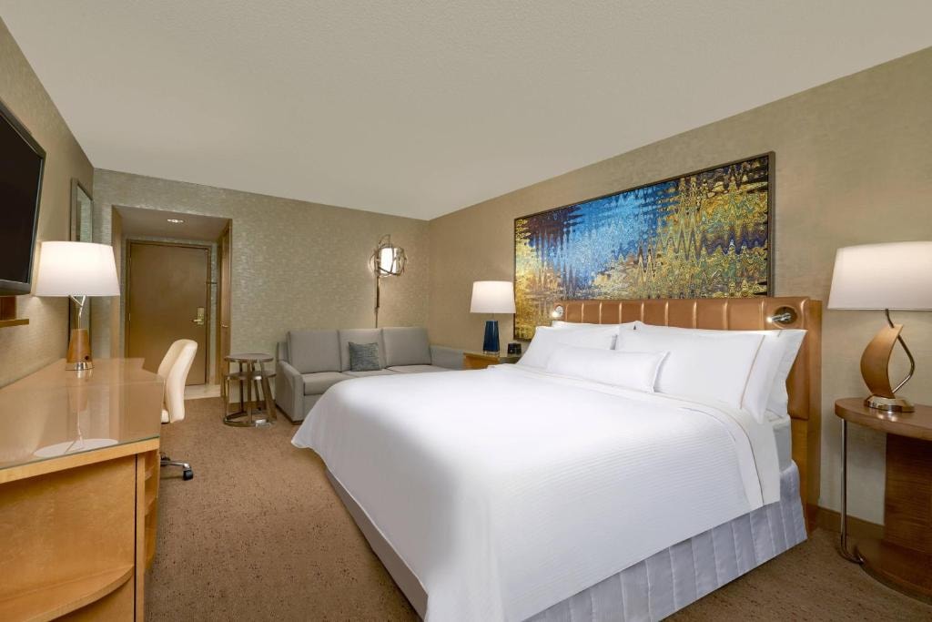Traditional Guest Room Near Brooklyn Bowl LAS Luxury Bookings
