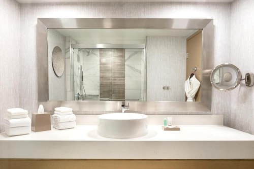 Traditional Guest Room Near Brooklyn Bowl LAS 5 Luxury Bookings