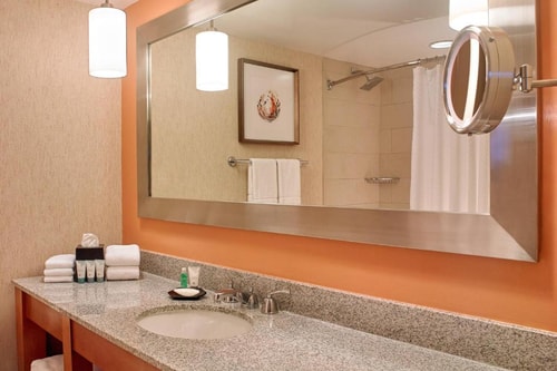 Traditional Guest Room Near Brooklyn Bowl LAS 6 Luxury Bookings