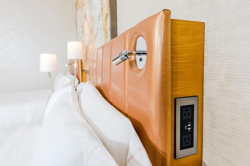 Traditional Guest Room Near Brooklyn Bowl LAS 4 Luxury Bookings