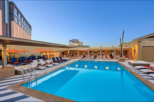 Traditional Guest Room Near Brooklyn Bowl LAS 14 Luxury Bookings