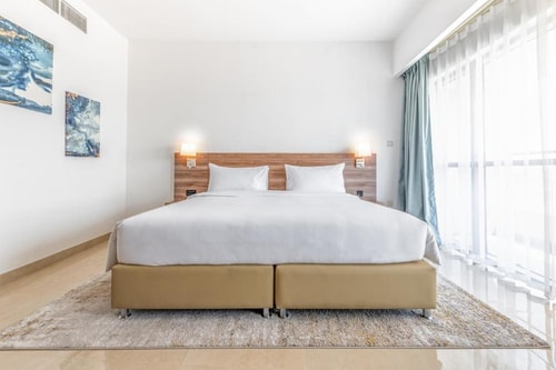 Deluxe King Studio Apartment Near Samana Avenue 1 Luxury Bookings