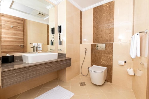 Deluxe King Studio Apartment Near Samana Avenue 5 Luxury Bookings