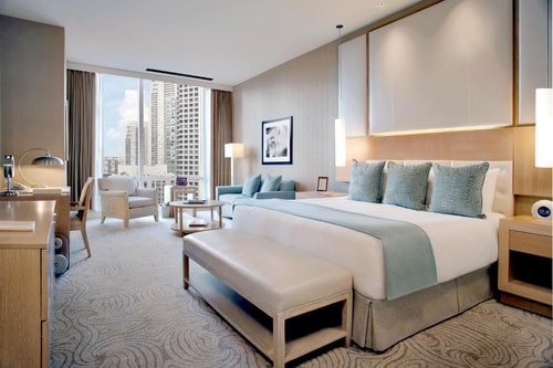 Deluxe Spa King Room Near The Wrigley Building CHI 1 Luxury Bookings